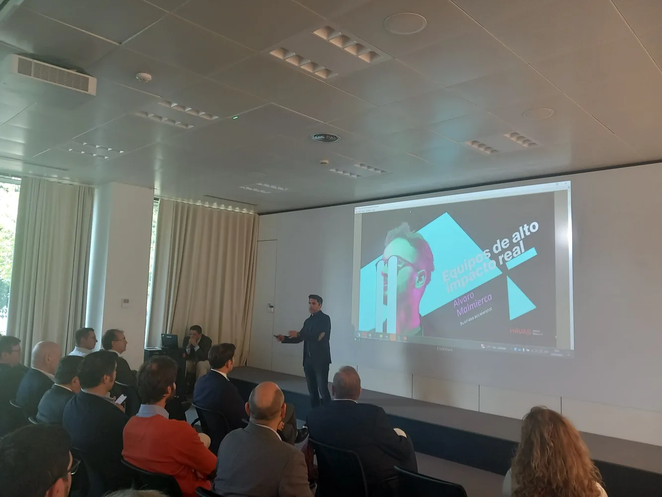 Álvaro Malmierca speaking with teams and audiences