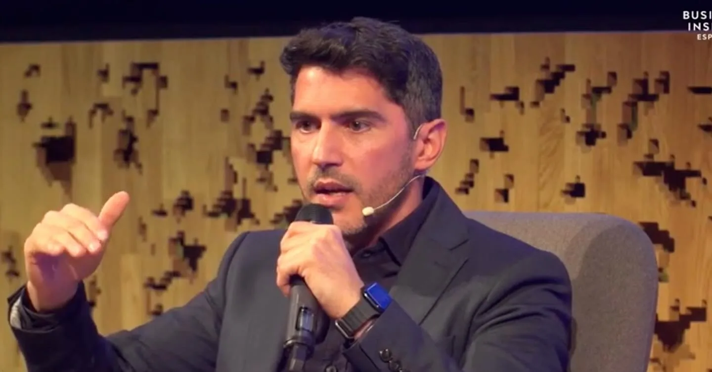 Álvaro Malmierca speaking with teams and audiences