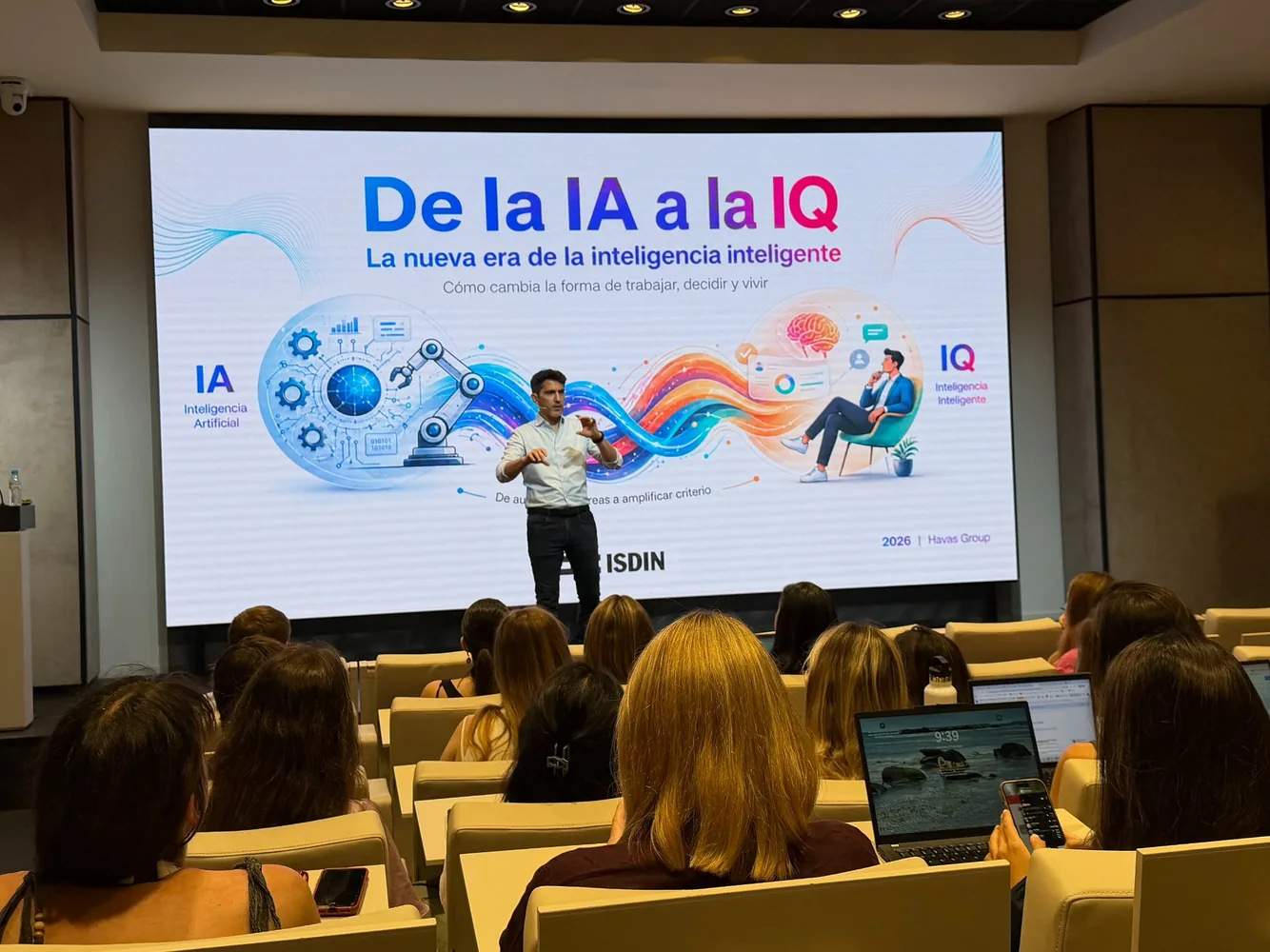 Álvaro Malmierca speaking with teams and audiences
