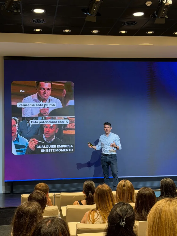 Álvaro Malmierca speaking with teams and audiences