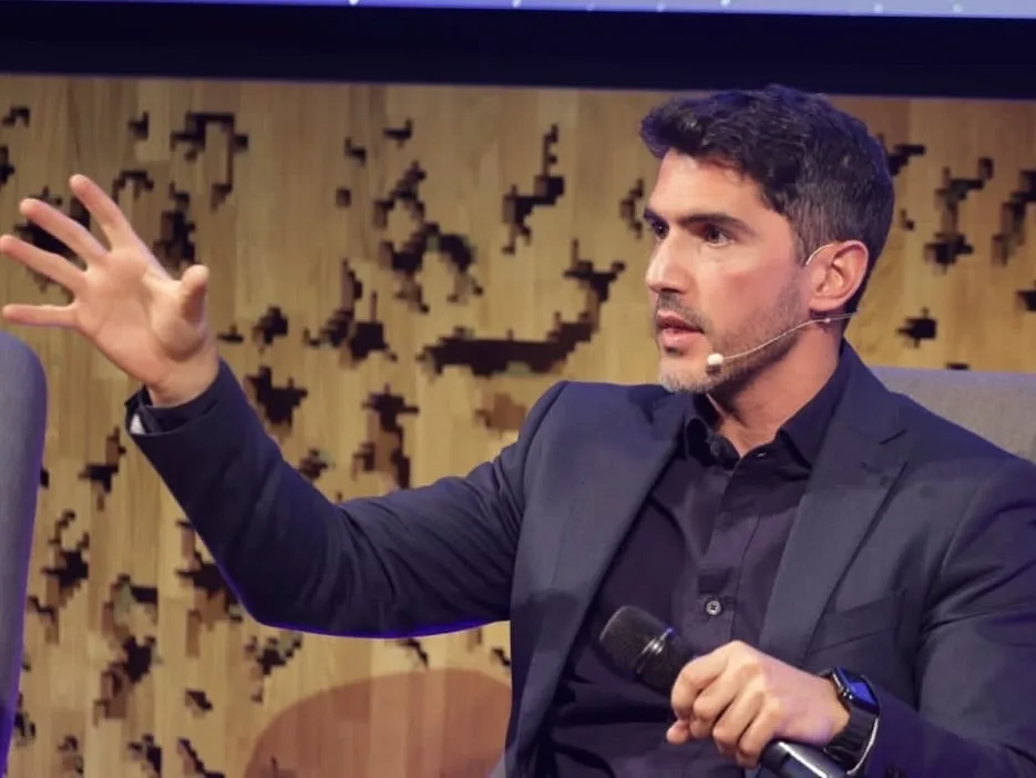 Álvaro Malmierca speaking with teams and audiences